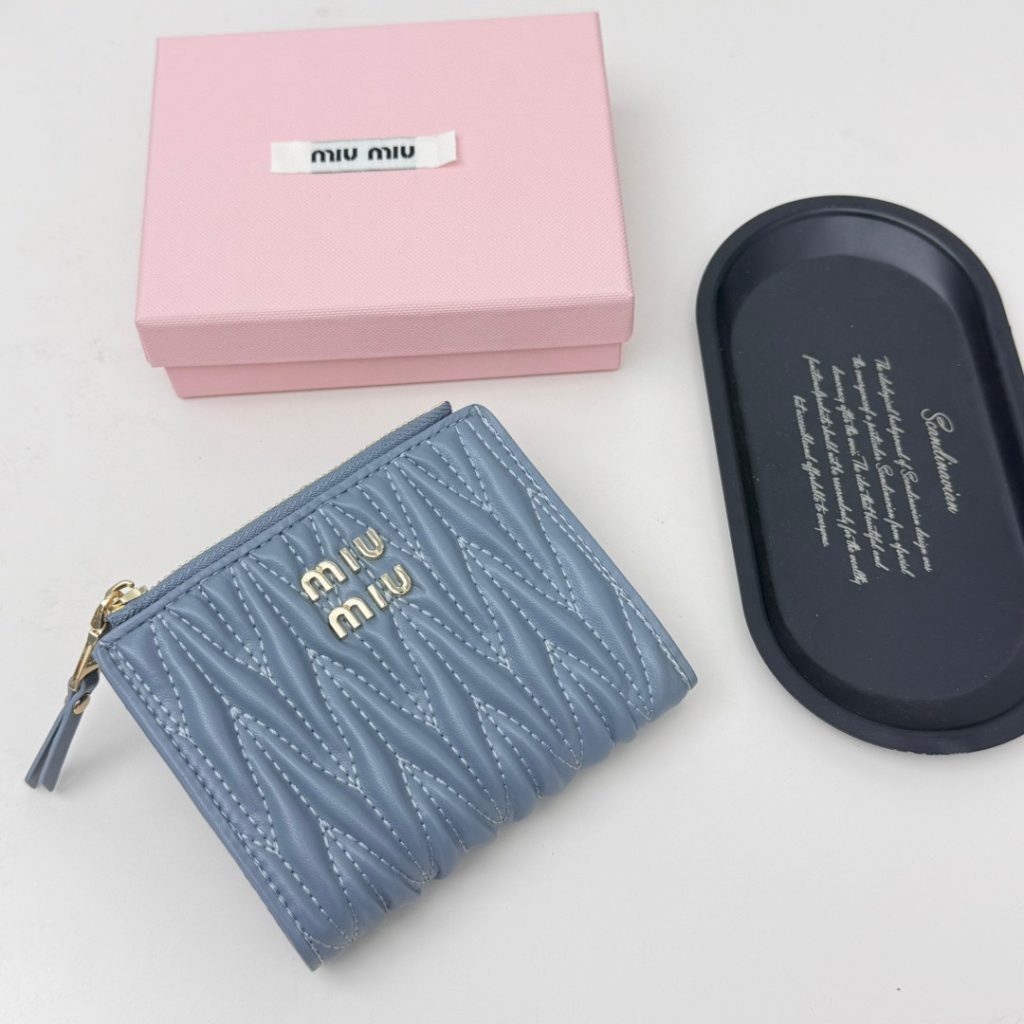 Miu Miu ミュウミュウ 小銭入れ ミニ財布 マイクロレザー 小羊革 3色展開 - 画像 3