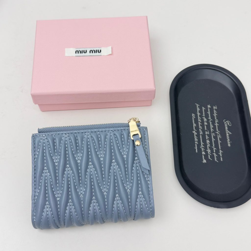 Miu Miu ミュウミュウ 小銭入れ ミニ財布 マイクロレザー 小羊革 3色展開 - 画像 4