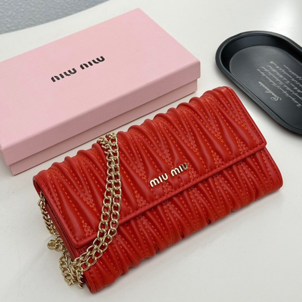Miu Miu ミュウミュウ ポーチ型財布 ピンク レッド ブラック 全3色 - 画像 2