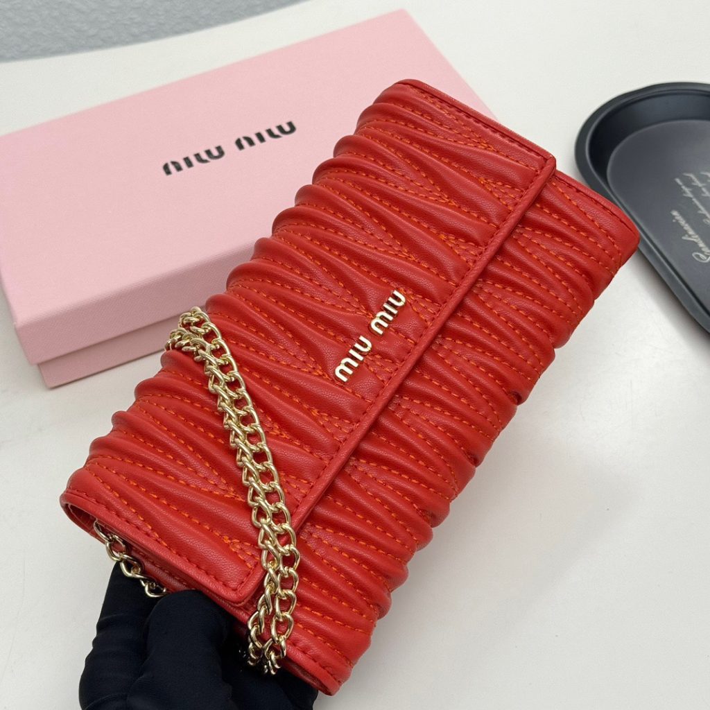 Miu Miu ミュウミュウ ポーチ型財布 ピンク レッド ブラック 全3色 - 画像 3
