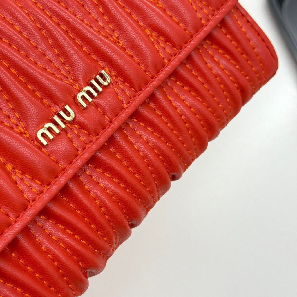 Miu Miu ミュウミュウ ポーチ型財布 ピンク レッド ブラック 全3色 - 画像 6