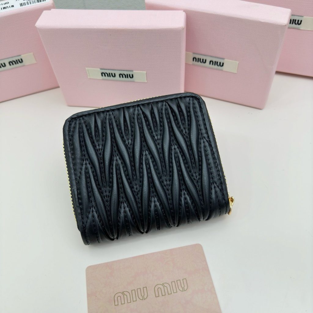 Miu Miu ミウミウ 二つ折り財布 ミニウォレット プリントレザー 本革 3511 黒 - 画像 3