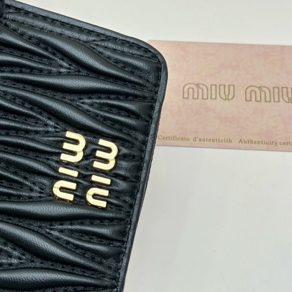 Miu Miu ミウミウ 二つ折り財布 ミニウォレット プリントレザー 本革 3511 黒 - 画像 5