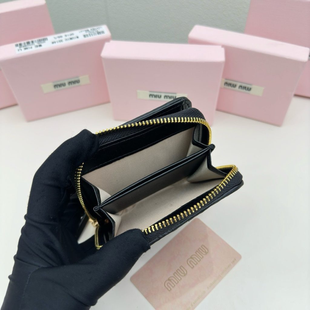 Miu Miu ミウミウ 二つ折り財布 ミニウォレット プリントレザー 本革 3511 黒 - 画像 8