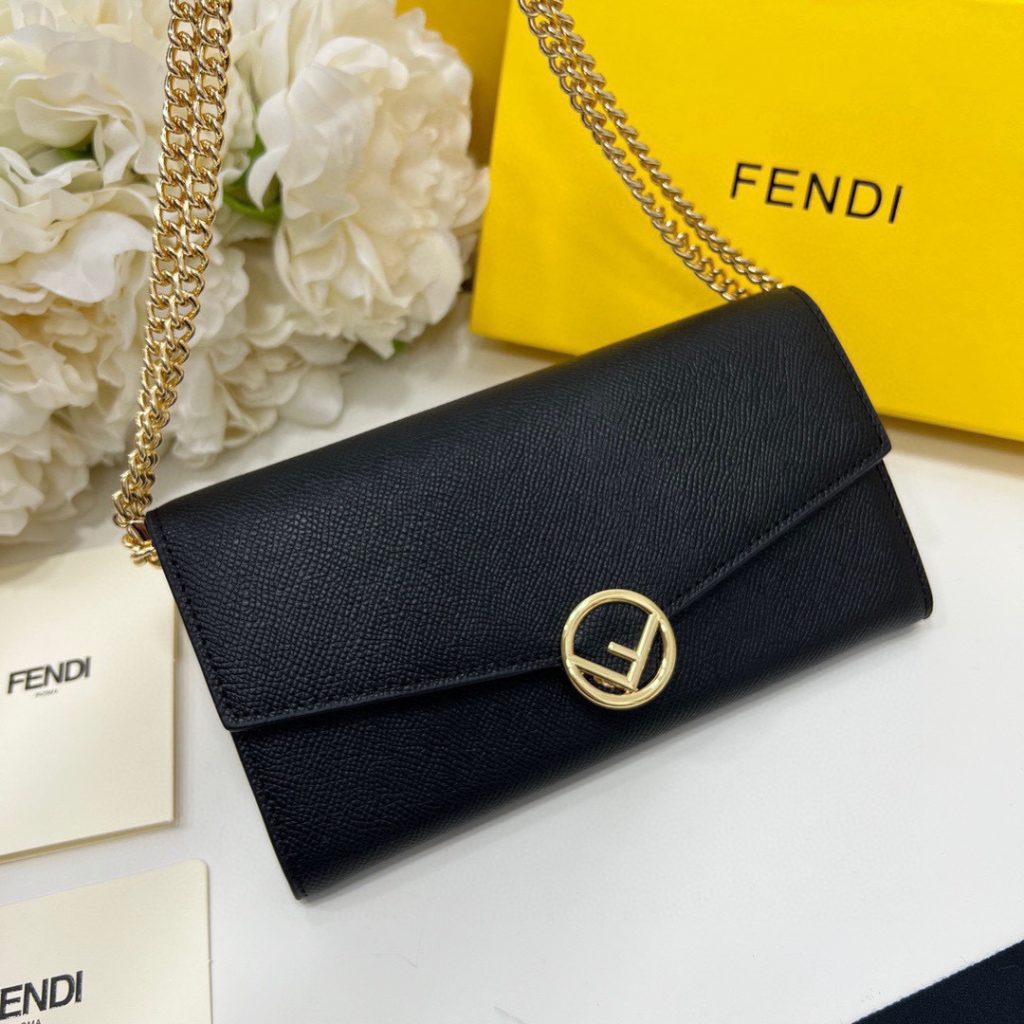 FENDI フェンディ ショルダーバッグ コピー ロゴプレート チェーン付き 黒 - 画像 2