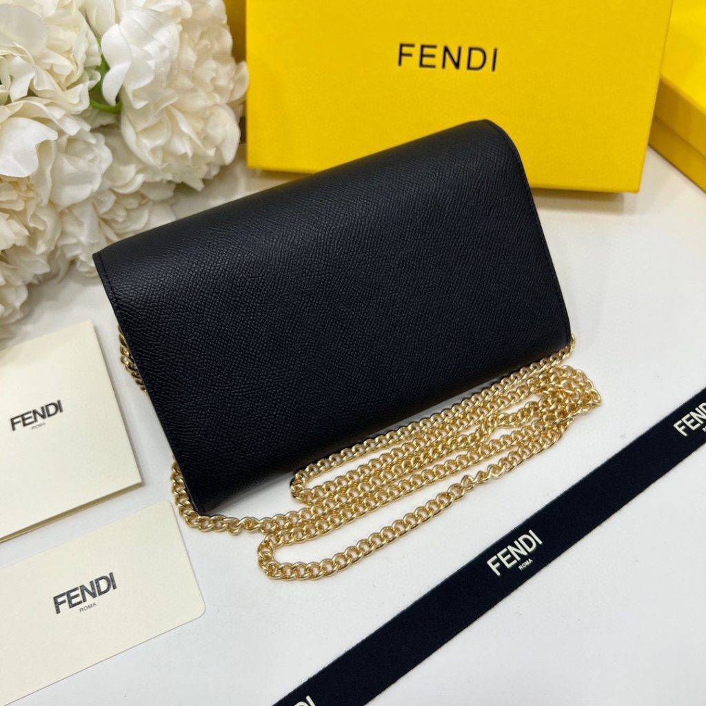 FENDI フェンディ ショルダーバッグ コピー ロゴプレート チェーン付き 黒 - 画像 4