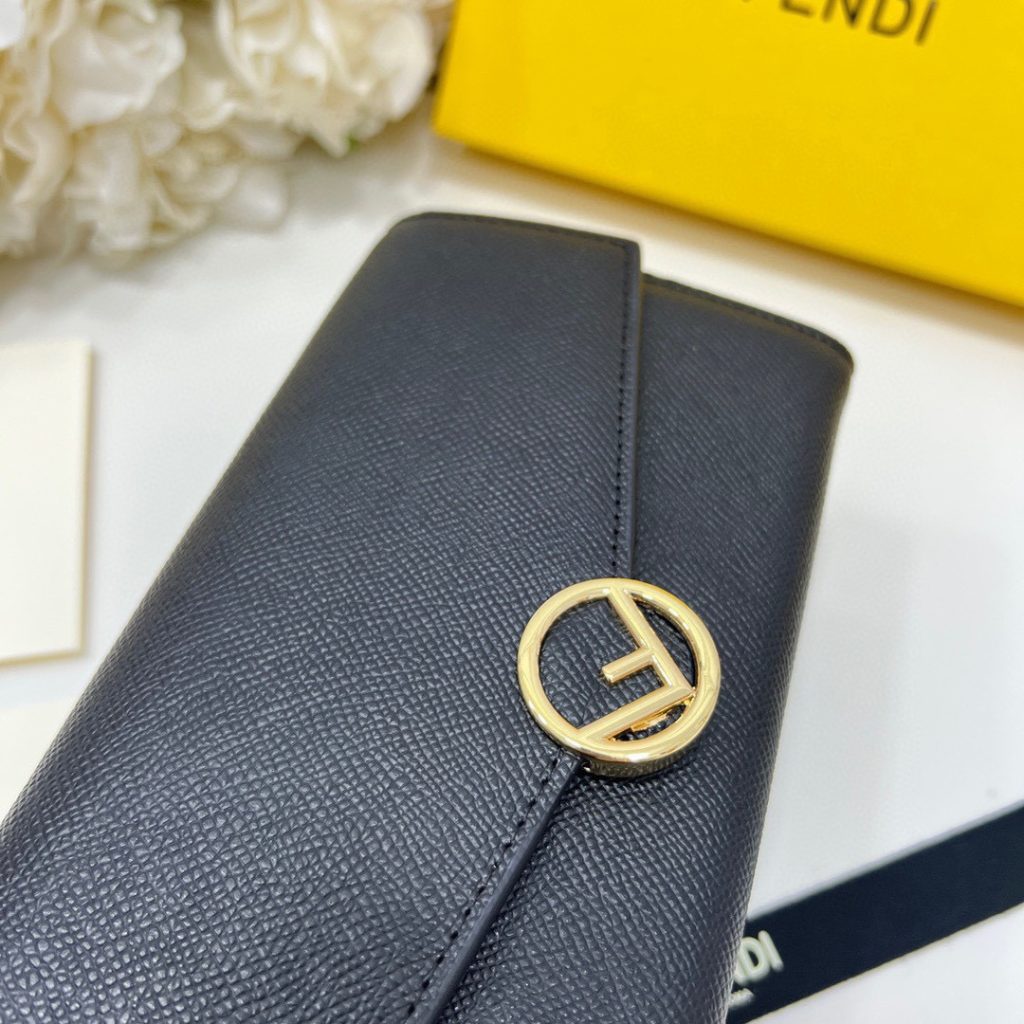 FENDI フェンディ ショルダーバッグ コピー ロゴプレート チェーン付き 黒 - 画像 5