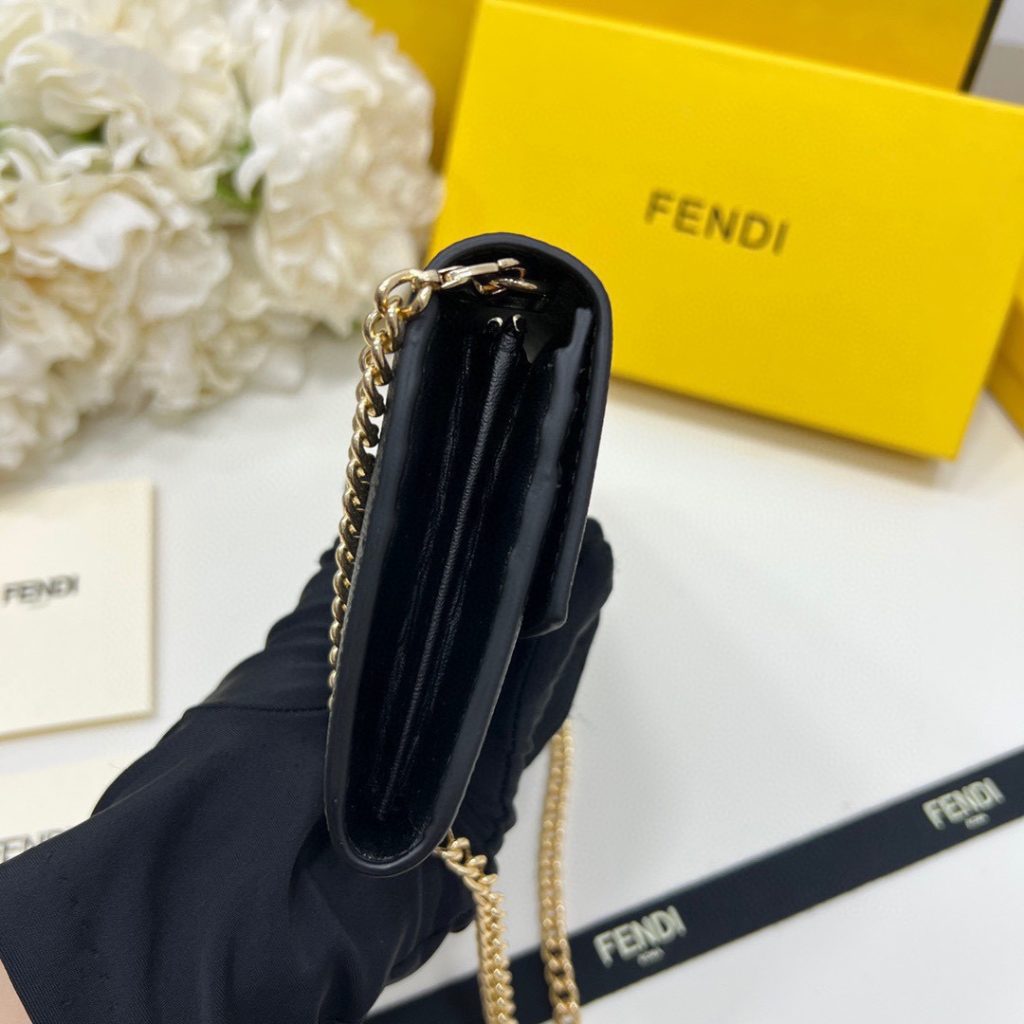 FENDI フェンディ ショルダーバッグ コピー ロゴプレート チェーン付き 黒 - 画像 6