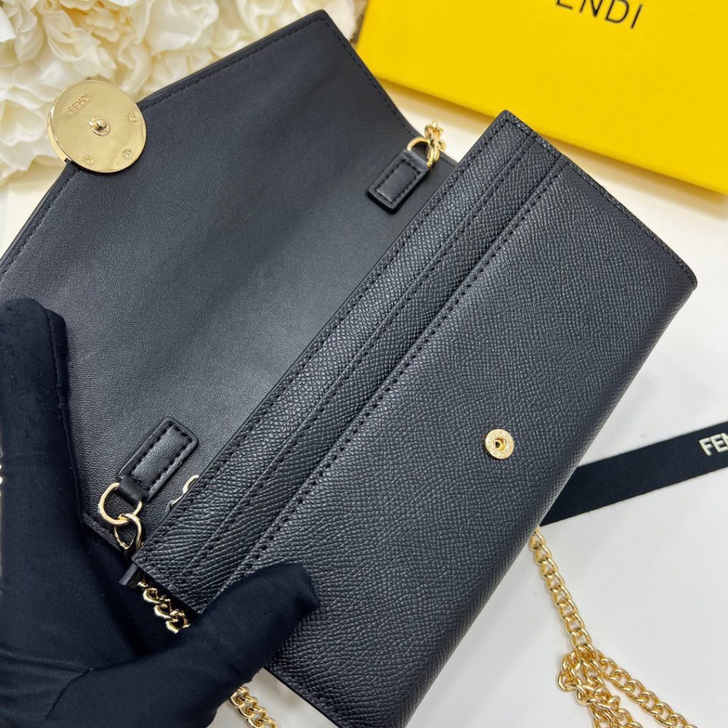 FENDI フェンディ ショルダーバッグ コピー ロゴプレート チェーン付き 黒 - 画像 8