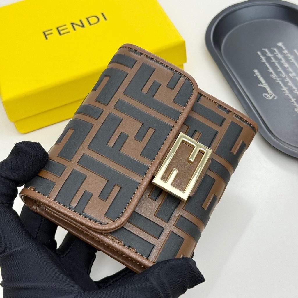 FENDI コピー ミニ財布 フェンディ ロゴ柄 ブラック ブラウン チェーン付き - 画像 2