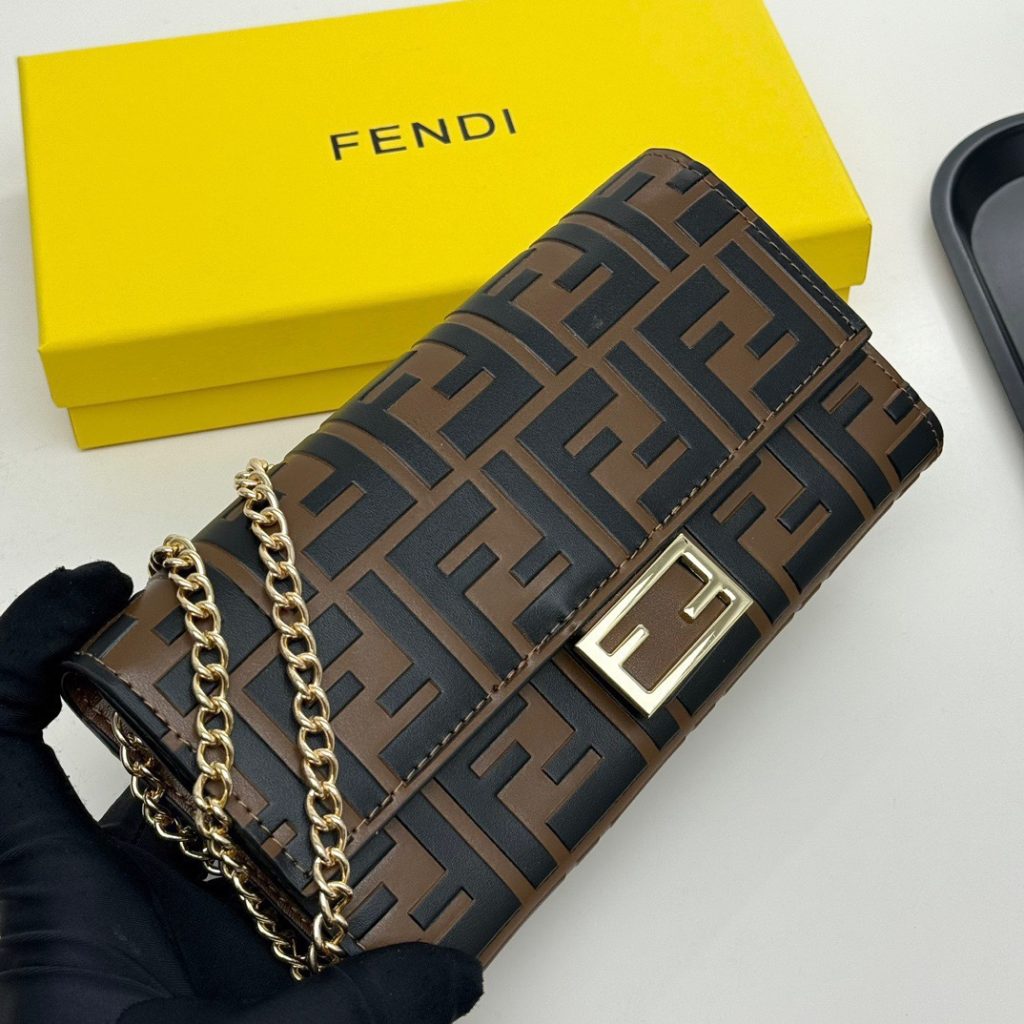 FENDI フェンディ ミニショルダーバッグ コピー ロゴ柄 2WAY 斜め掛け ブラック ブラウン - 画像 3