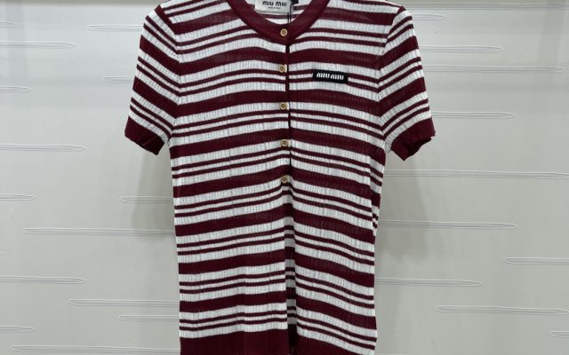 Miu Miu ニット Tシャツ コピー striped 半開襟 ロゴパッチ レディース レッド