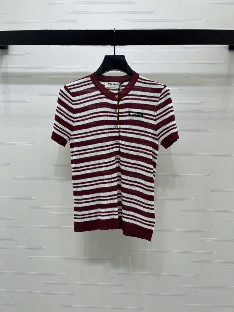 Miu Miu ニット Tシャツ コピー striped 半開襟 ロゴパッチ レディース レッド