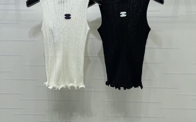 CHANEL コピー ニット ベスト レディース ロゴ付き 竖坑条 ロールネック 木耳边 2色展開