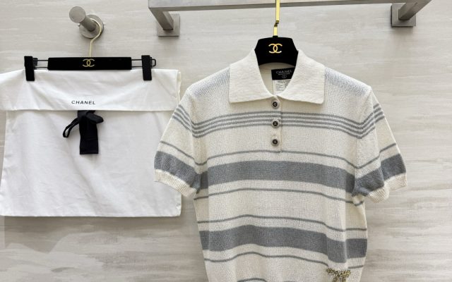Chanel ニット ポロシャツ コピー striped design 翻领 水钻ロゴ ショートスリーブ グレー ホワイト