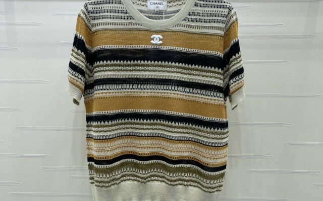 CHANEL コピー 2026春夏最新 ニットTシャツ ロゴ付き リブ編み バックデザイン カラー展開 3色展開