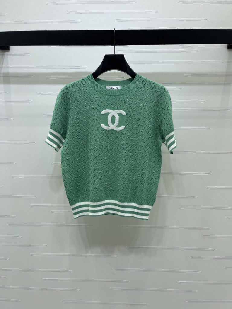 カフェに寄る日で見るCHANELのシャツの開け閉め