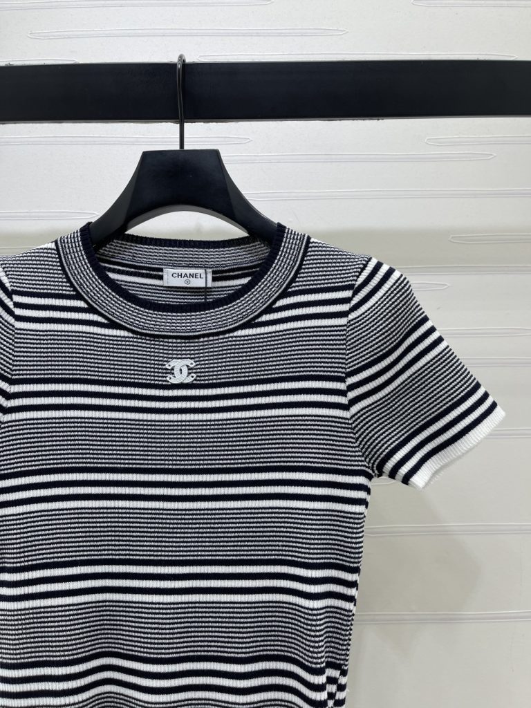 CHANEL コピー 2026春夏最新 ニットTシャツ 条纹 ロゴ刺繍 圆领 3色展開 - 画像 2