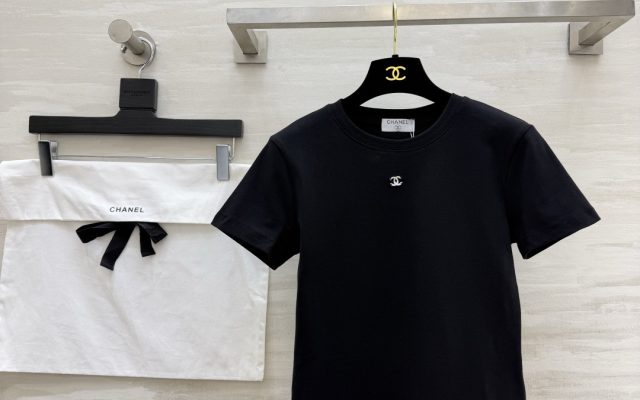Chanel ロゴ入りTシャツ コピー ブランドTシャツ 黒 白 灰 3色展開 正肩 显瘦 ロゴデザイン レディース - 画像 1
