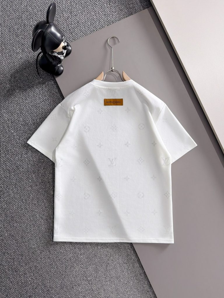 ルイヴィトン Louis Vuittonセットアップ 上下2点セット モノグラム 白 半袖Tシャツとショートパンツ ホワイト LVカジュアルウェア - 画像 4