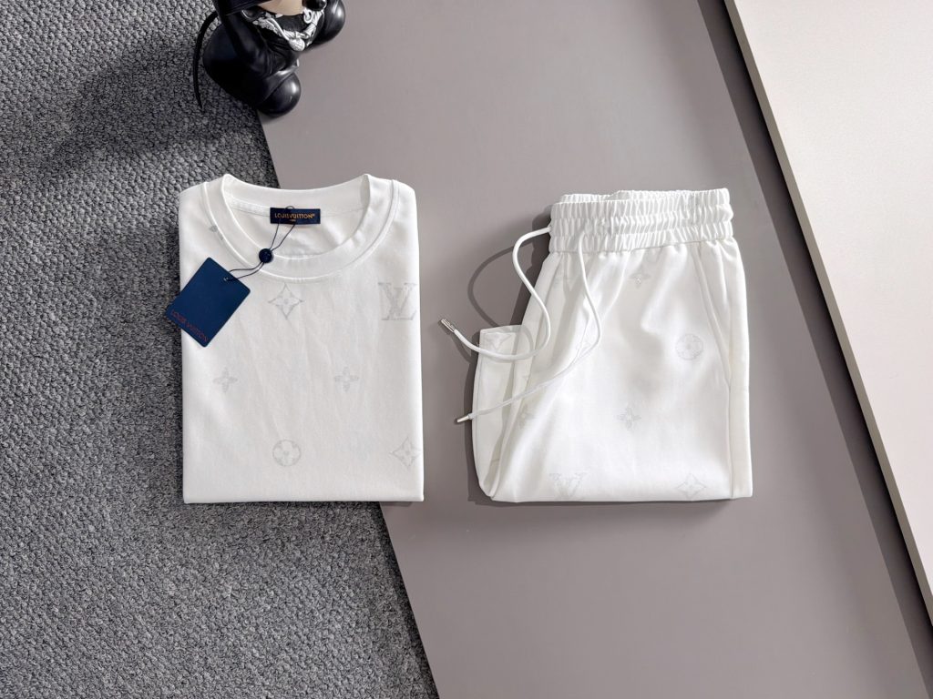 ルイヴィトン Louis Vuittonセットアップ 上下2点セット モノグラム 白 半袖Tシャツとショートパンツ ホワイト LVカジュアルウェア - 画像 2