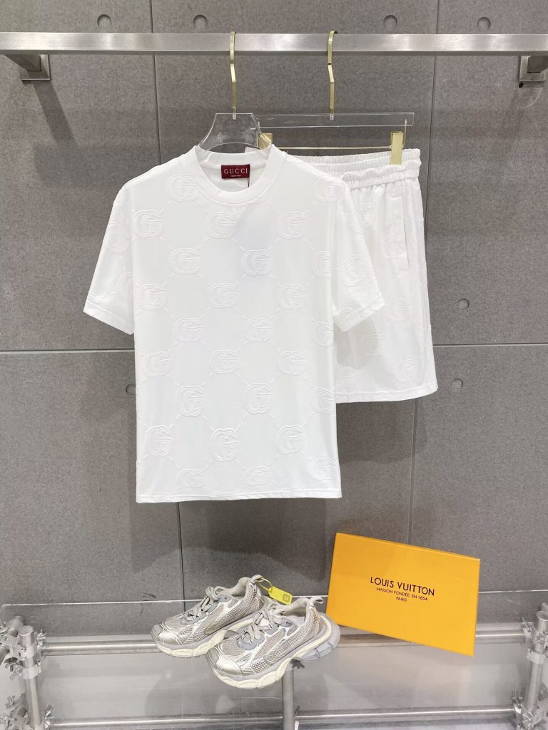 GUCCI上下2点　セットアップ　グッチ半袖Ｔシャツと半ズボンの2枚　カジュアルウェア　メンズ　男性服　2色 - 画像 2