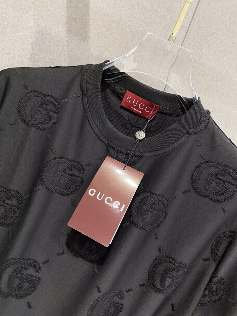 GUCCI上下2点　セットアップ　グッチ半袖Ｔシャツと半ズボンの2枚　カジュアルウェア　メンズ　男性服　2色 - 画像 4