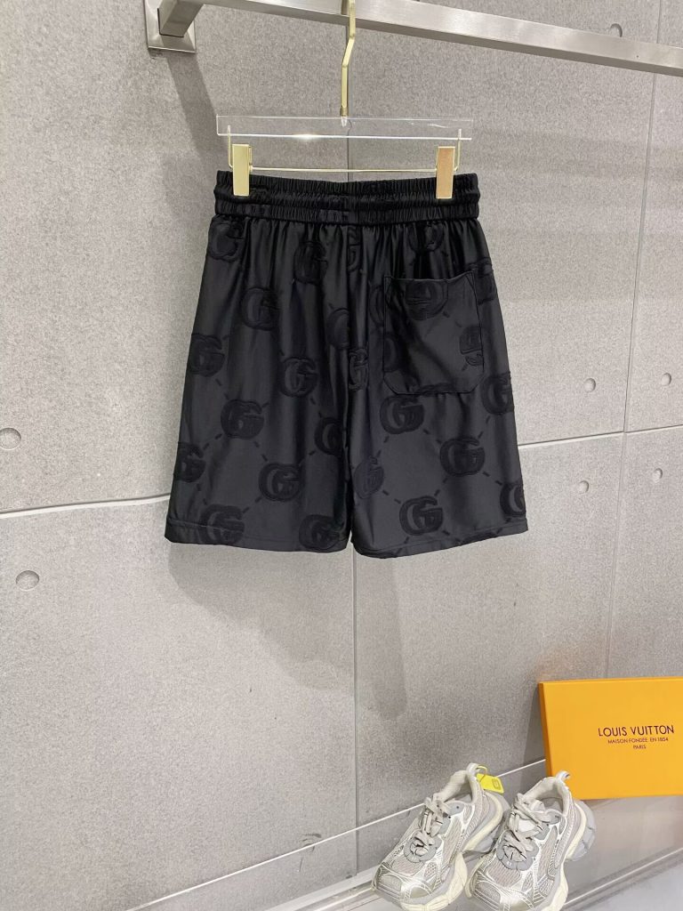 GUCCI上下2点　セットアップ　グッチ半袖Ｔシャツと半ズボンの2枚　カジュアルウェア　メンズ　男性服　2色 - 画像 6
