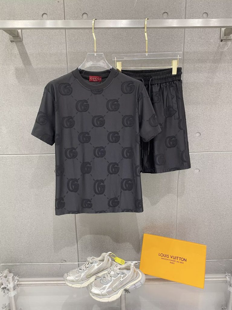 GUCCI上下2点　セットアップ　グッチ半袖Ｔシャツと半ズボンの2枚　カジュアルウェア　メンズ　男性服　2色 - 画像 3