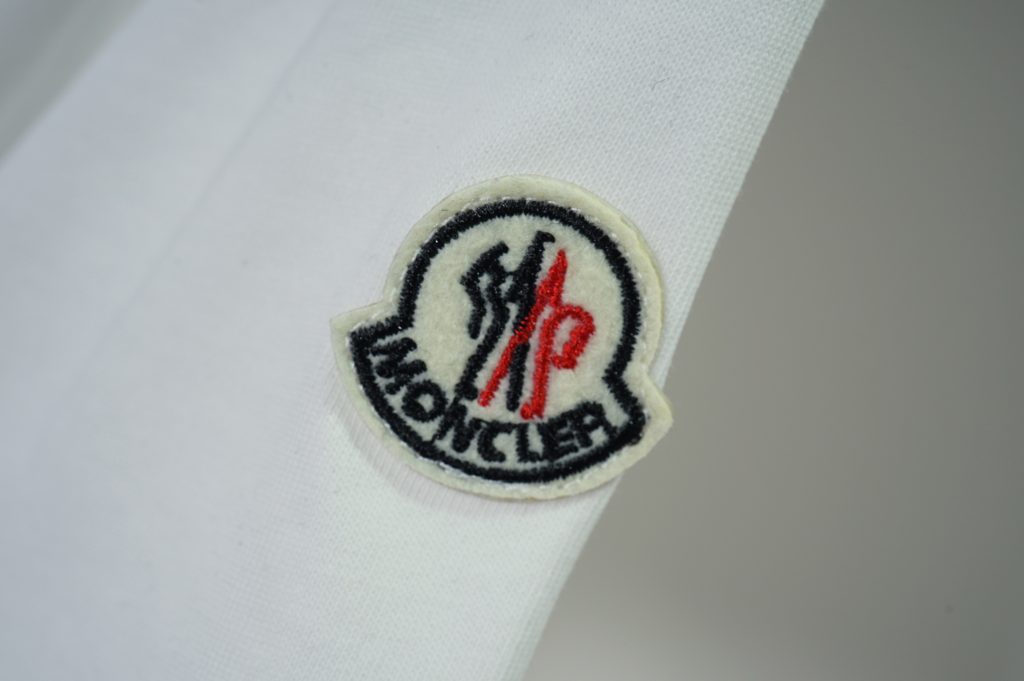 モンクレール　MONCLER　クルーネックシャツ　半袖シャツ　プリントシャツ　ロゴ刺繍　ブラック/ホワイト　2色 - 画像 6