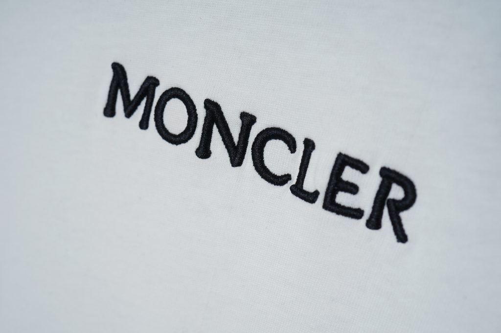 モンクレール　MONCLER　クルーネックシャツ　半袖シャツ　プリントシャツ　ロゴ刺繍　ブラック/ホワイト　2色 - 画像 7