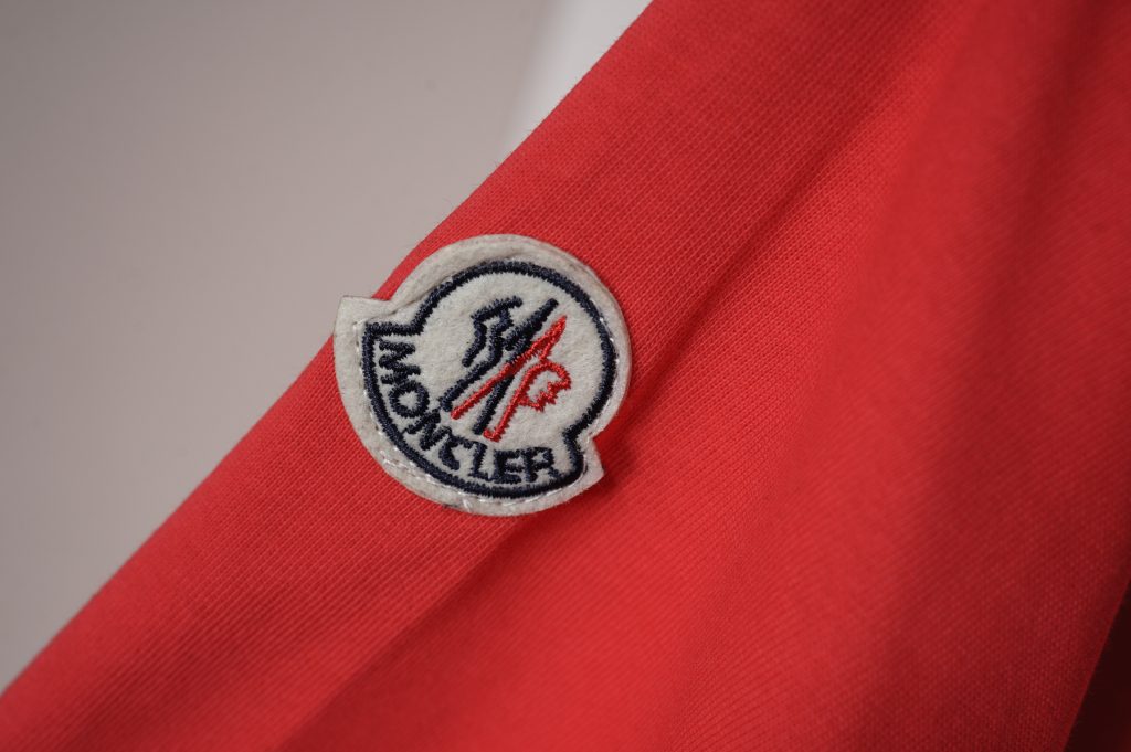 モンクレール　MONCLER　半袖シャツ　ブラック/ホワイト/レッド　メンズシャツ　レディースシャツ　クルーネックシャツ　男女兼用　3色選択可 - 画像 7