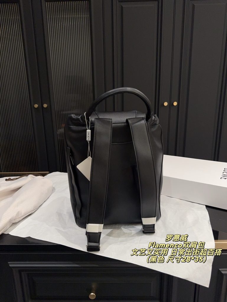 ロエベ 黒 リュック レザー 1色入 バッグ｜カフェに行く日に黒の印象を写真で確認 - 商品画像 6
