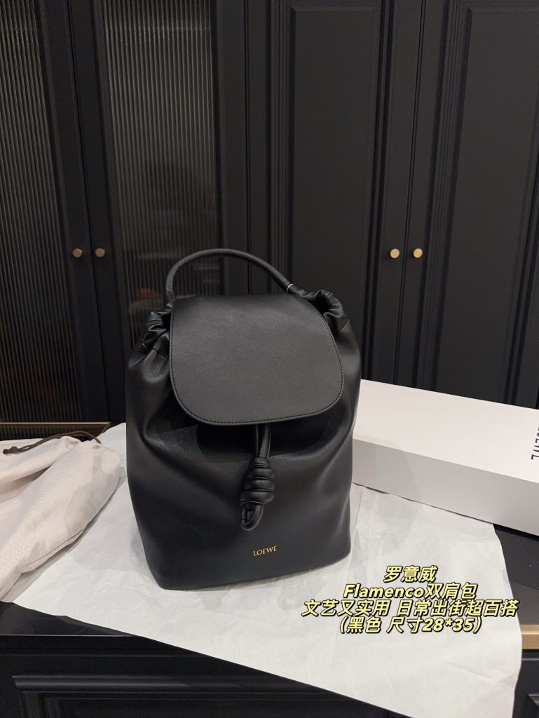 ロエベ 黒 リュック レザー 1色入 バッグ｜カフェに行く日に黒の印象を写真で確認 - 商品画像 5