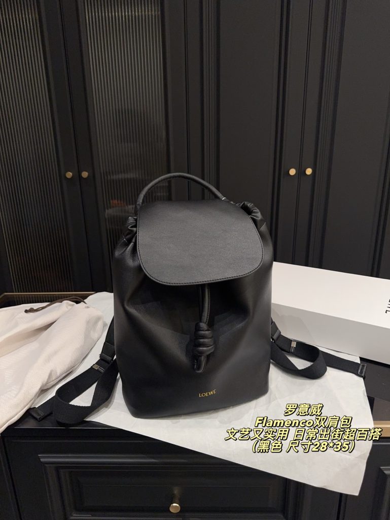 ロエベ 黒 リュック レザー 1色入 バッグ｜カフェに行く日に黒の印象を写真で確認 - 商品画像 4