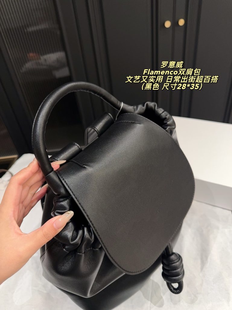 ロエベ 黒 リュック レザー 1色入 バッグ｜カフェに行く日に黒の印象を写真で確認 - 商品画像 7