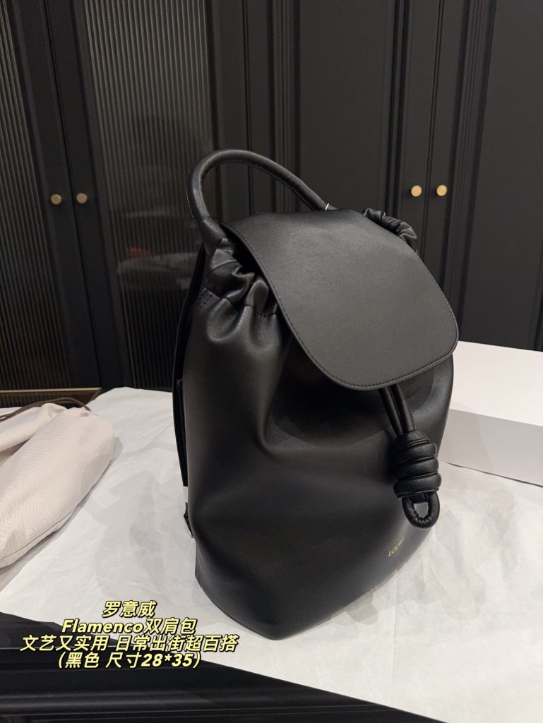 ロエベ 黒 リュック レザー 1色入 バッグ｜カフェに行く日に黒の印象を写真で確認 - 商品画像 8