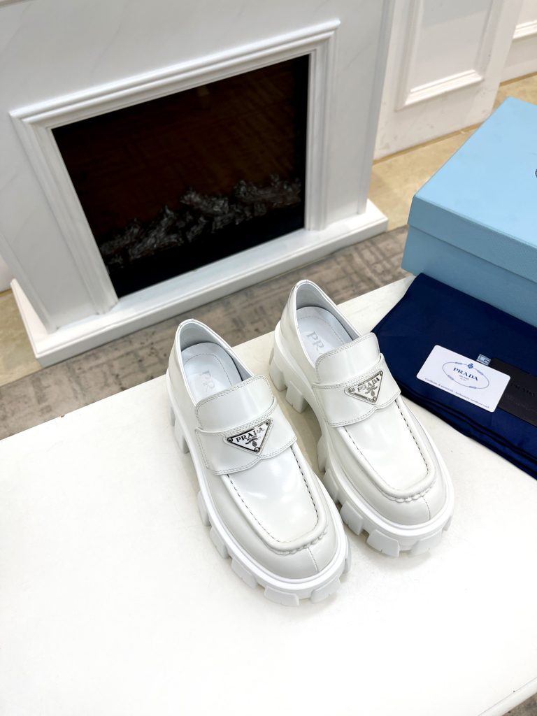 大注目　プラダ　PRADA　モノリス パテントレザー　ローファー　メタルロゴ　人気　厚底 - 画像 2