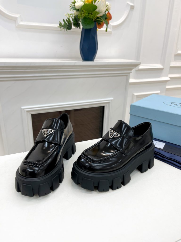 大注目　プラダ　PRADA　モノリス パテントレザー　ローファー　メタルロゴ　人気　厚底 - 画像 3