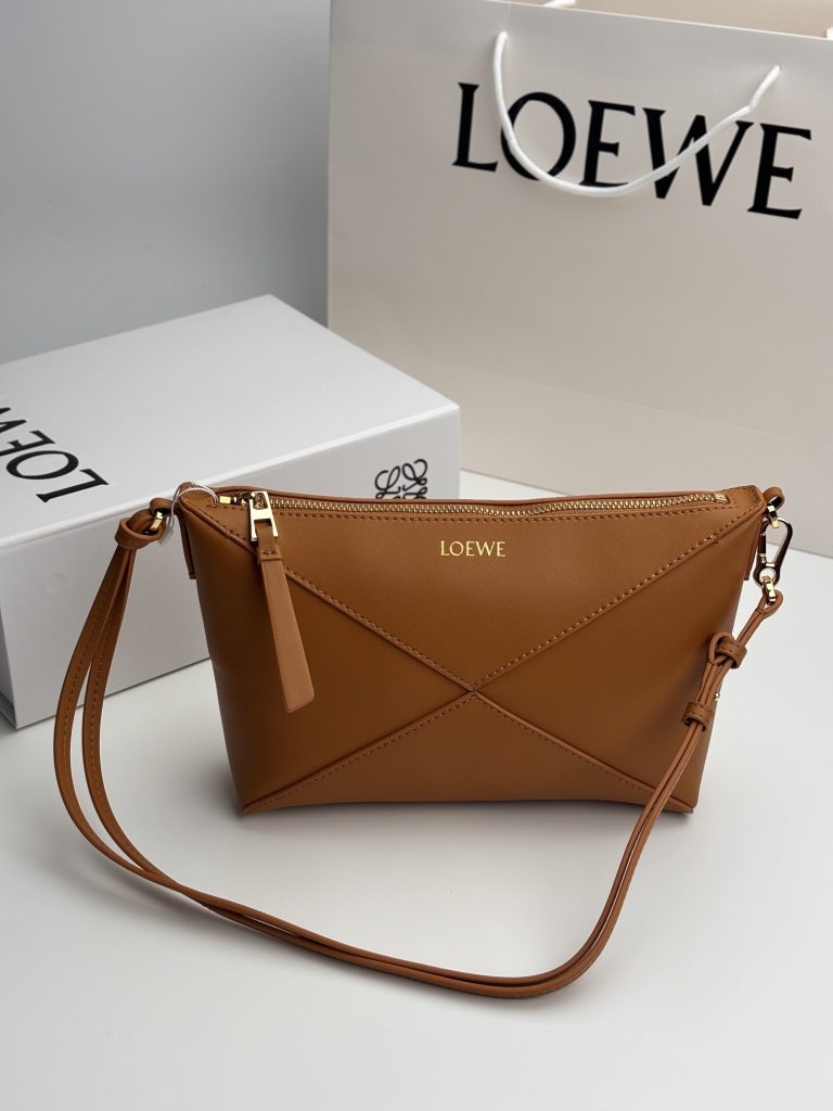 ロエベ　LOEWE　puzzle Fold Pouch　パズルフォルド ポーチ　肩掛けバッグ　レディース　ハンドバッグ　カバン　無地　オシャレ　バッグ　3色 - 画像 4