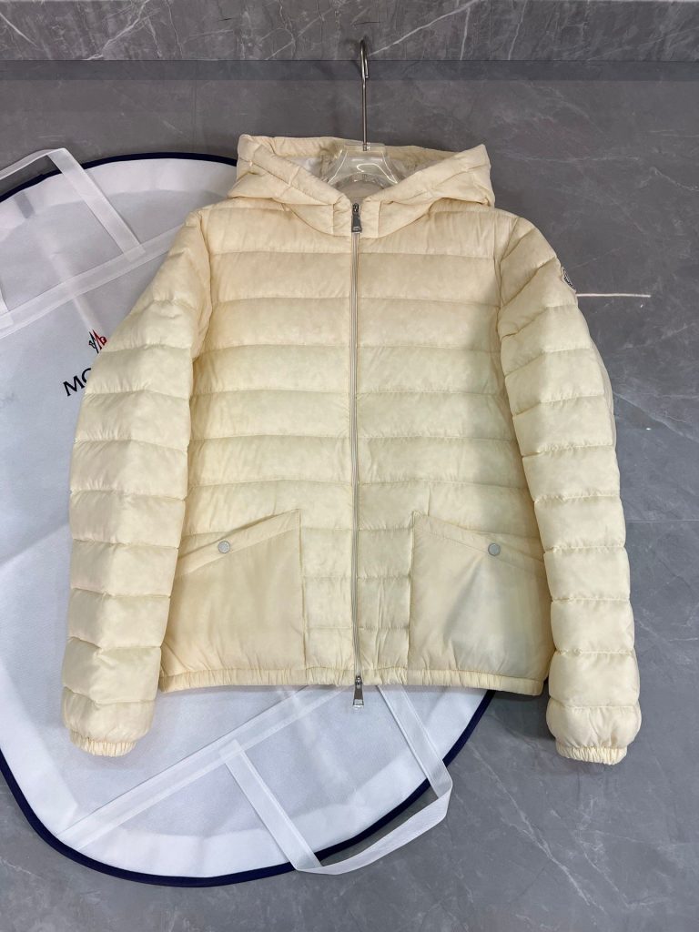 秋冬限定　MONCLER　HEDE　モンクレール　ヘデ　ダウンジャケット　ダウンコート　ショットダウンジャケット　ショート丈　フード付き　2色選択可能 - 画像 2