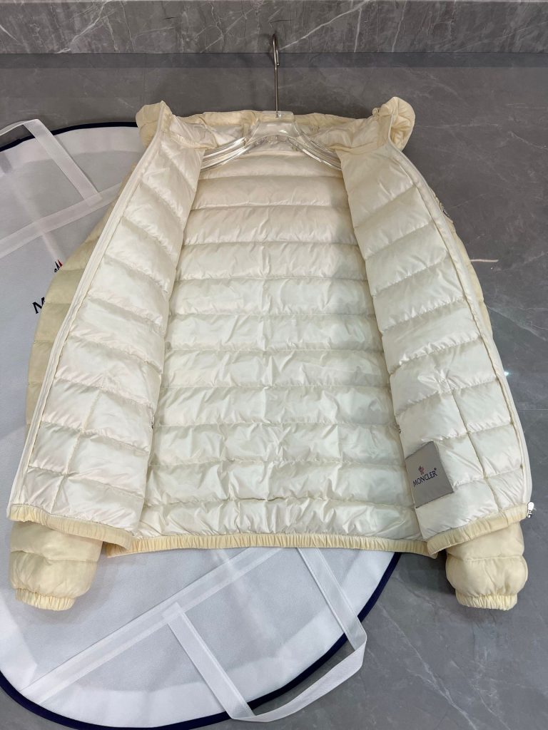 秋冬限定　MONCLER　HEDE　モンクレール　ヘデ　ダウンジャケット　ダウンコート　ショットダウンジャケット　ショート丈　フード付き　2色選択可能 - 画像 3