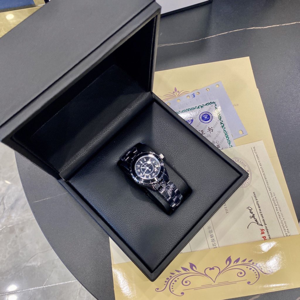 Chanel シャネルCHANEL J12 33mm セラミック レディース腕時計✨ 高級クオーツ✨ 黒の魅力🖤 女性に大人気💎 必携アイテム🎁 - 画像 2