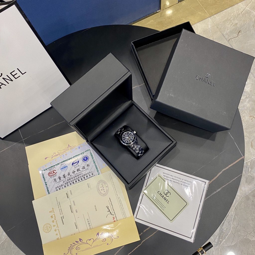 Chanel シャネルCHANEL J12 33mm セラミック レディース腕時計✨ 高級クオーツ✨ 黒の魅力🖤 女性に大人気💎 必携アイテム🎁 - 画像 3