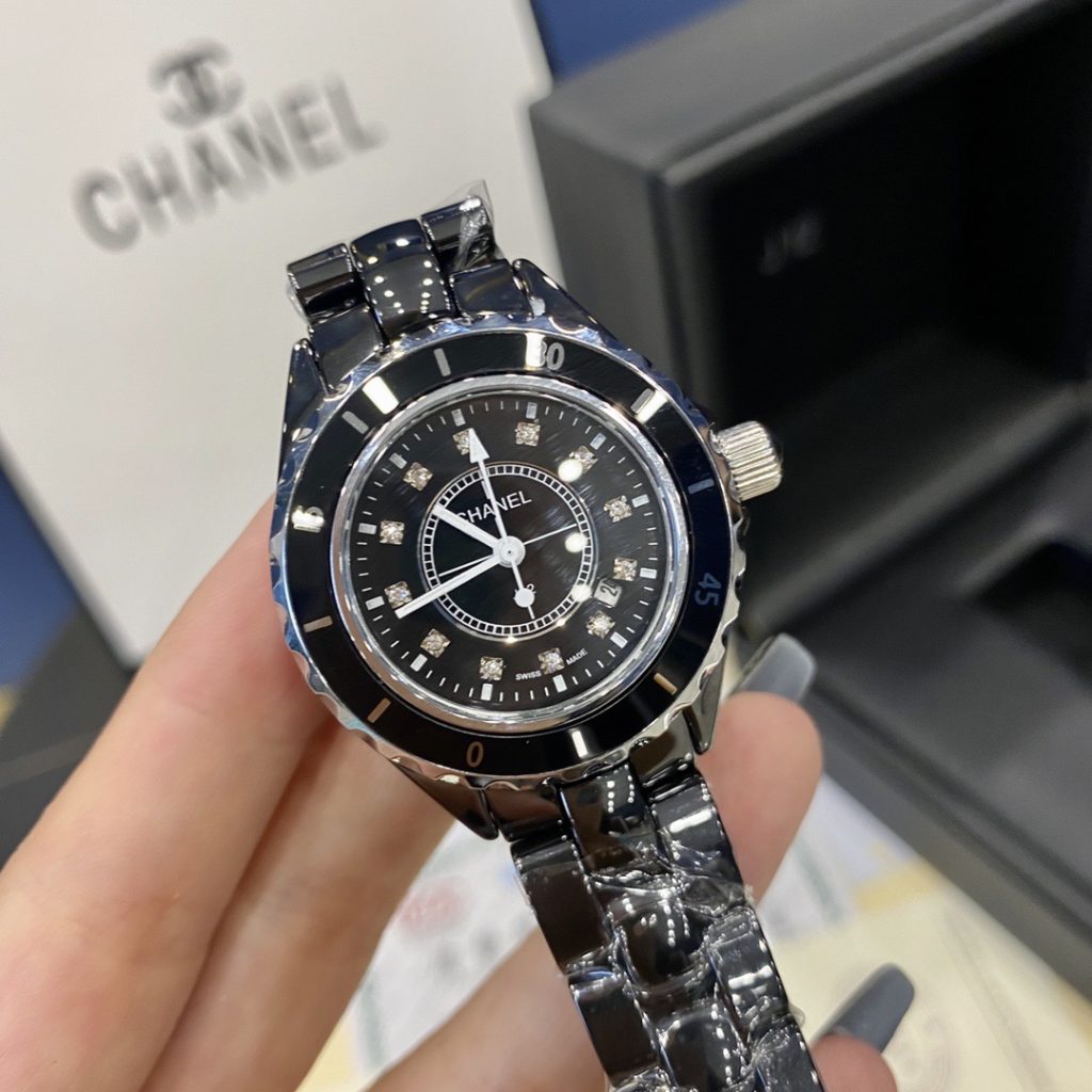 Chanel シャネルCHANEL J12 33mm セラミック レディース腕時計✨ 高級クオーツ✨ 黒の魅力🖤 女性に大人気💎 必携アイテム🎁 - 画像 4