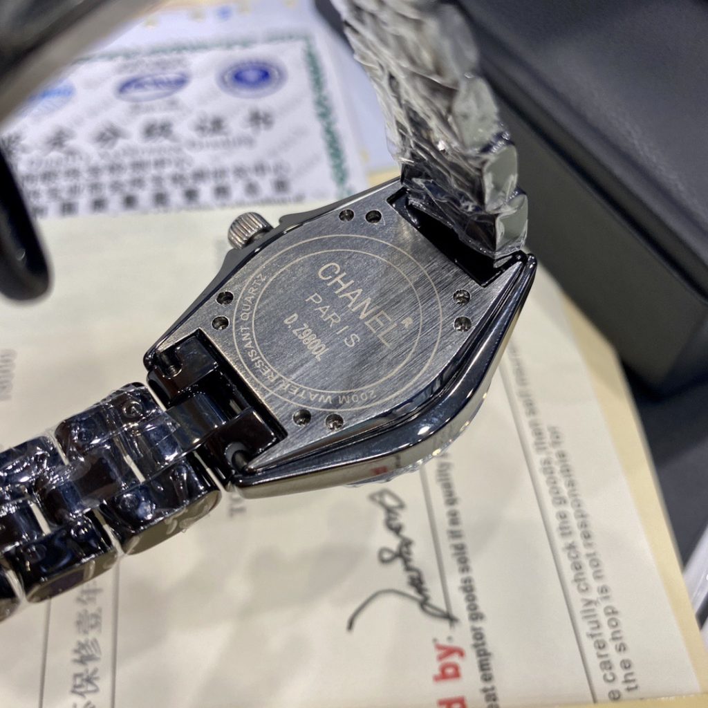 Chanel シャネルCHANEL J12 33mm セラミック レディース腕時計✨ 高級クオーツ✨ 黒の魅力🖤 女性に大人気💎 必携アイテム🎁 - 画像 5