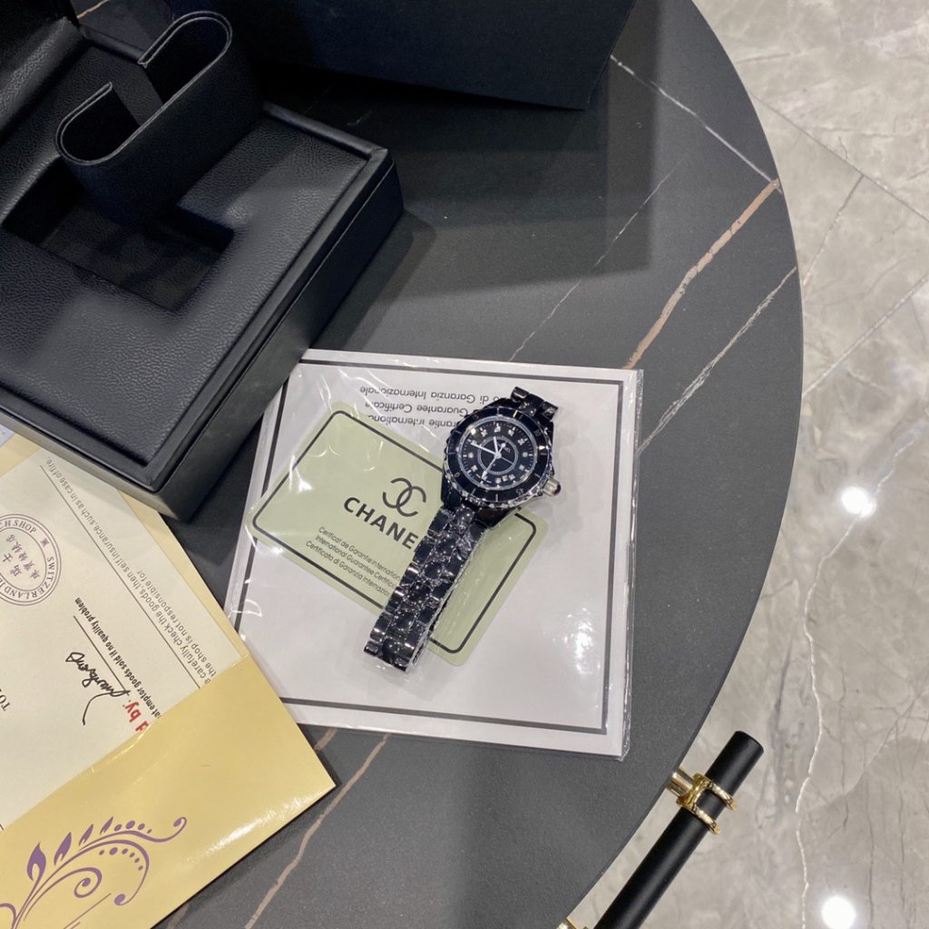 Chanel シャネルCHANEL J12 33mm セラミック レディース腕時計✨ 高級クオーツ✨ 黒の魅力🖤 女性に大人気💎 必携アイテム🎁 - 画像 6