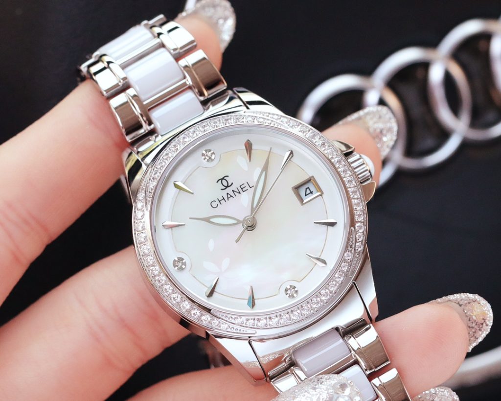 Chanel シャネル✨CHANEL✨レディース腕時計 日本製機械式ムーブメント 本革ベルト サファイアガラス 💎35mm 女性らしいデザイン ⌚🌸 - 画像 2