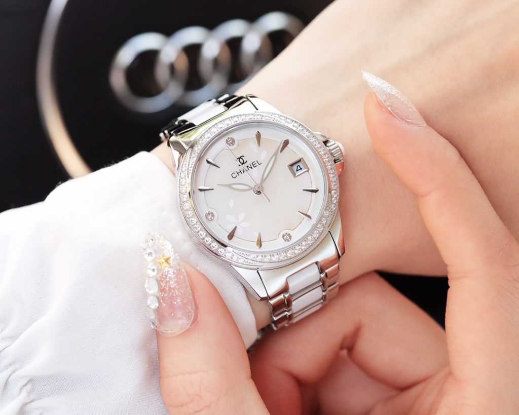 Chanel シャネル✨CHANEL✨レディース腕時計 日本製機械式ムーブメント 本革ベルト サファイアガラス 💎35mm 女性らしいデザイン ⌚🌸 - 画像 4