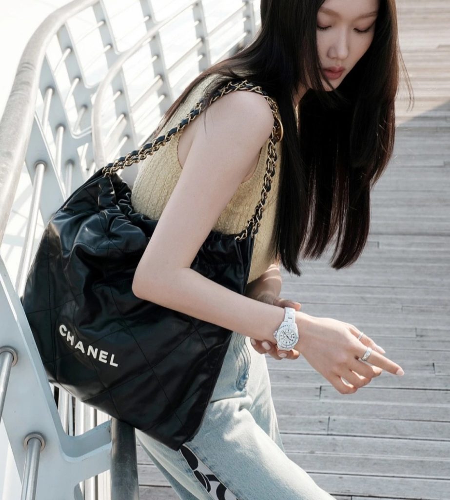 Chanel シャネル✨ CHANEL J12 ホワイトセラミック ✨ 10年愛用できる美しさ 🕰️ 永遠のクラシック時計 💎 新品同様の輝き - 画像 2